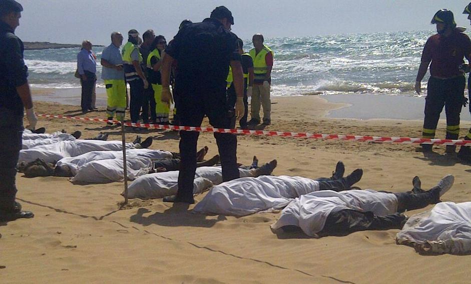 I corpi dei migranti morti nel nafragio del barcone a Scicli, 30 settembre 2013. ANSA
